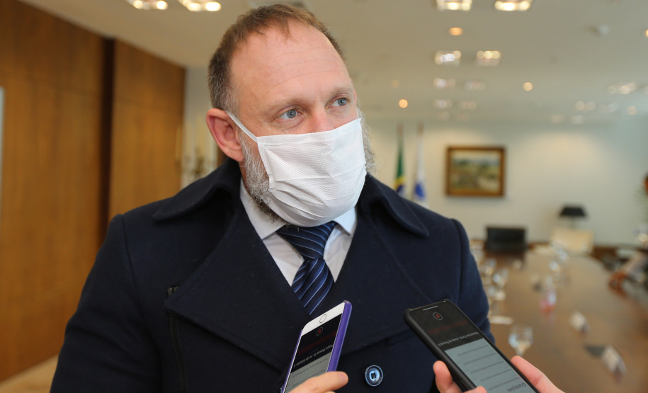 Reuniao Policiais O governador Carlos Massa Ratinho Junior assinou nesta segunda-feira (25) uma Proposta de Emenda à Constituição (PEC) para garantir paridade e integralidade aos servidores das forças de segurança pública que ingressaram na carreira após 2003. A contrapartida é a permanência por cinco anos a mais na ativa sem o recebimento do abono de permanência. A iniciativa engloba policiais civis, policiais penais e as carreiras da Polícia Científica.Foto: Geraldo Bubniak/AEN