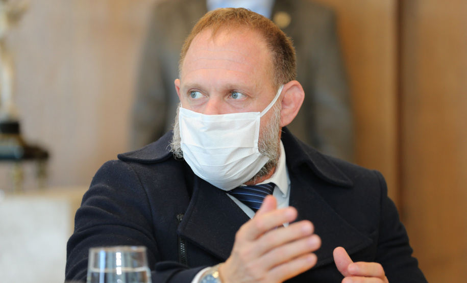 Reuniao Policiais O governador Carlos Massa Ratinho Junior assinou nesta segunda-feira (25) uma Proposta de Emenda à Constituição (PEC) para garantir paridade e integralidade aos servidores das forças de segurança pública que ingressaram na carreira após 2003. A contrapartida é a permanência por cinco anos a mais na ativa sem o recebimento do abono de permanência. A iniciativa engloba policiais civis, policiais penais e as carreiras da Polícia Científica. - Foto: Geraldo Bubniak/AEN