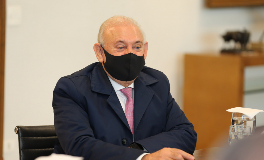 Reuniao Policiais O governador Carlos Massa Ratinho Junior assinou nesta segunda-feira (25) uma Proposta de Emenda à Constituição (PEC) para garantir paridade e integralidade aos servidores das forças de segurança pública que ingressaram na carreira após 2003. A contrapartida é a permanência por cinco anos a mais na ativa sem o recebimento do abono de permanência. A iniciativa engloba policiais civis, policiais penais e as carreiras da Polícia Científica.- Foto: Geraldo Bubniak/AEN