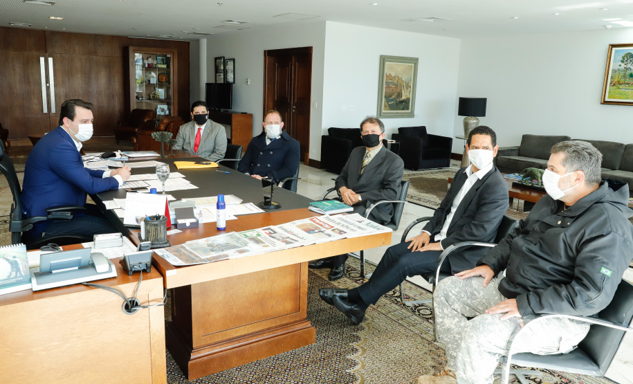 O governador Carlos Massa Ratinho Junior assinou nesta segunda-feira (25) uma Proposta de Emenda à Constituição (PEC) para garantir paridade e integralidade aos servidores das forças de segurança pública que ingressaram na carreira após 2003. A contrapartida é a permanência por cinco anos a mais na ativa sem o recebimento do abono de permanência. A iniciativa engloba policiais civis, policiais penais e as carreiras da Polícia Científica.