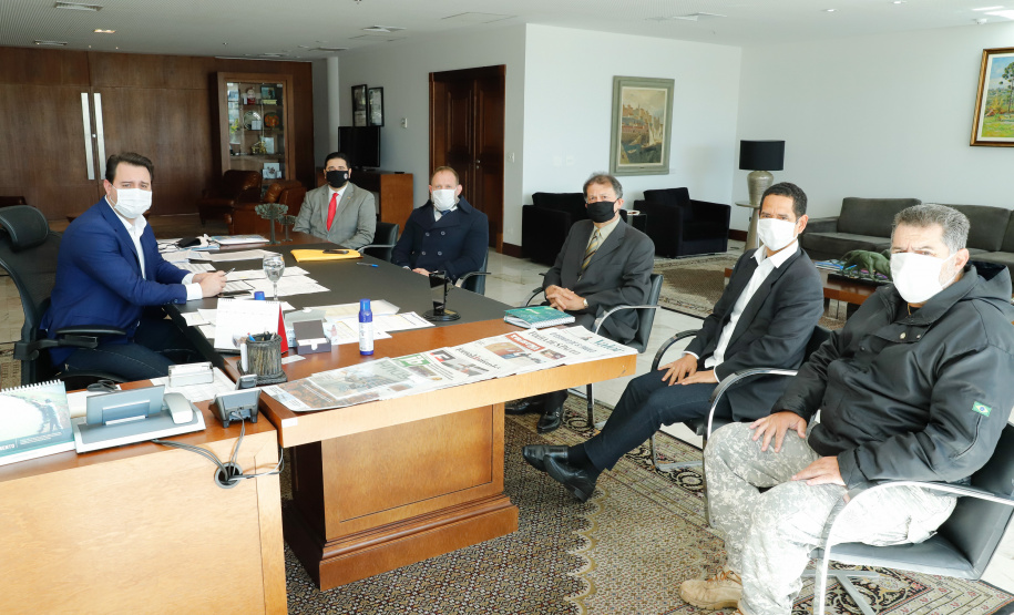 O governador Carlos Massa Ratinho Junior assinou nesta segunda-feira (25) uma Proposta de Emenda à Constituição (PEC) para garantir paridade e integralidade aos servidores das forças de segurança pública que ingressaram na carreira após 2003. A contrapartida é a permanência por cinco anos a mais na ativa sem o recebimento do abono de permanência. A iniciativa engloba policiais civis, policiais penais e as carreiras da Polícia Científica.