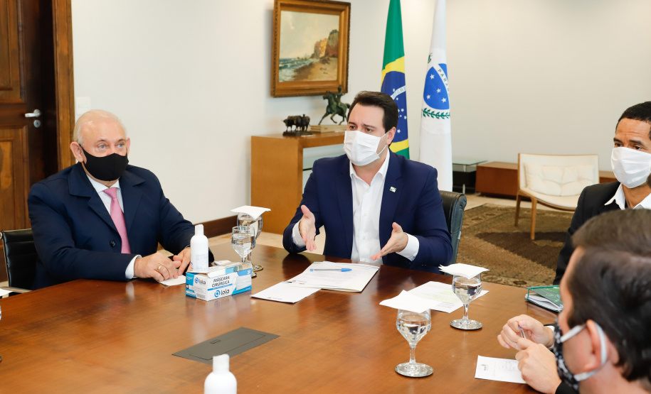 O governador Carlos Massa Ratinho Junior assinou nesta segunda-feira (25) uma Proposta de Emenda à Constituição (PEC) para garantir paridade e integralidade aos servidores das forças de segurança pública que ingressaram na carreira após 2003. A contrapartida é a permanência por cinco anos a mais na ativa sem o recebimento do abono de permanência. A iniciativa engloba policiais civis, policiais penais e as carreiras da Polícia Científica.