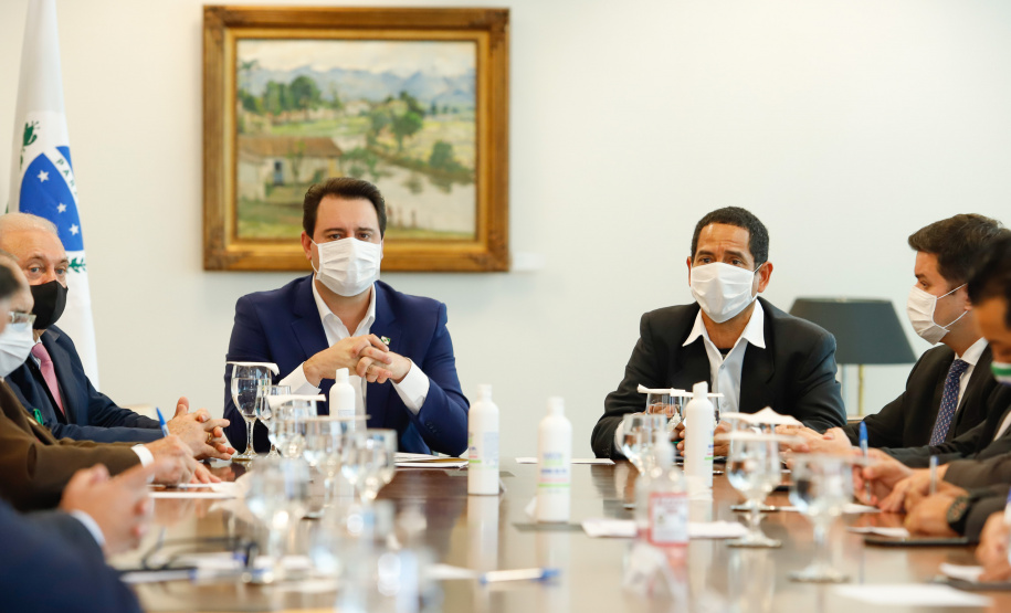 O governador Carlos Massa Ratinho Junior assinou nesta segunda-feira (25) uma Proposta de Emenda à Constituição (PEC) para garantir paridade e integralidade aos servidores das forças de segurança pública que ingressaram na carreira após 2003. A contrapartida é a permanência por cinco anos a mais na ativa sem o recebimento do abono de permanência. A iniciativa engloba policiais civis, policiais penais e as carreiras da Polícia Científica.