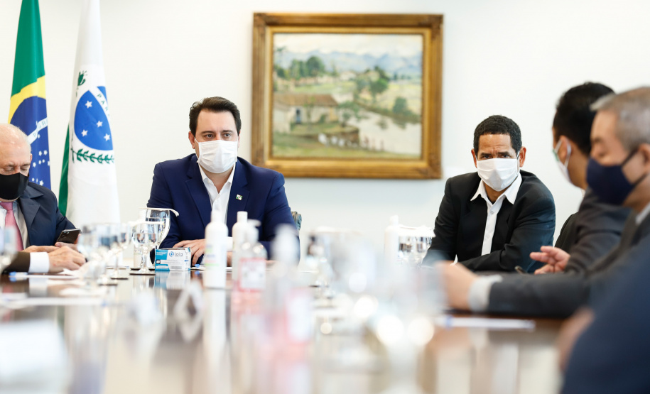 O governador Carlos Massa Ratinho Junior assinou nesta segunda-feira (25) uma Proposta de Emenda à Constituição (PEC) para garantir paridade e integralidade aos servidores das forças de segurança pública que ingressaram na carreira após 2003. A contrapartida é a permanência por cinco anos a mais na ativa sem o recebimento do abono de permanência. A iniciativa engloba policiais civis, policiais penais e as carreiras da Polícia Científica.