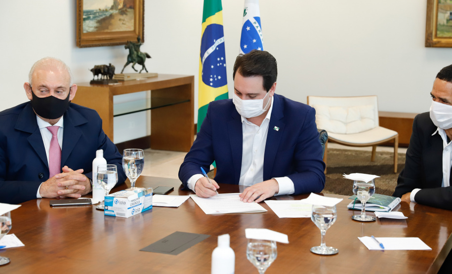 O governador Carlos Massa Ratinho Junior assinou nesta segunda-feira (25) uma Proposta de Emenda à Constituição (PEC) para garantir paridade e integralidade aos servidores das forças de segurança pública que ingressaram na carreira após 2003. A contrapartida é a permanência por cinco anos a mais na ativa sem o recebimento do abono de permanência. A iniciativa engloba policiais civis, policiais penais e as carreiras da Polícia Científica.