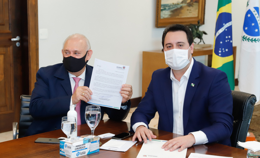 O governador Carlos Massa Ratinho Junior assinou nesta segunda-feira (25) uma Proposta de Emenda à Constituição (PEC) para garantir paridade e integralidade aos servidores das forças de segurança pública que ingressaram na carreira após 2003. A contrapartida é a permanência por cinco anos a mais na ativa sem o recebimento do abono de permanência. A iniciativa engloba policiais civis, policiais penais e as carreiras da Polícia Científica.