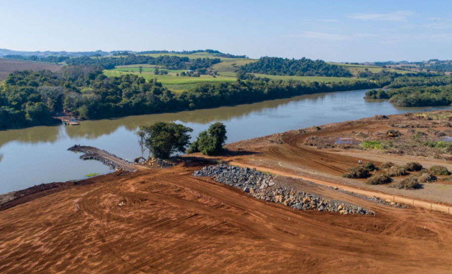 A Copel iniciou as obras da ponte que fará a ligação rodoviária entre os municípios de Verê e São João, no Sudoeste do Paraná, atendendo a um compromisso firmado com a comunidade local durante as audiências públicas para construção da Pequena Central Hidrelétrica (PCH) Bela Vista.
Foto: Copel