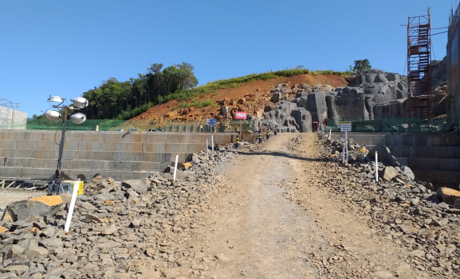 A Copel iniciou as obras da ponte que fará a ligação rodoviária entre os municípios de Verê e São João, no Sudoeste do Paraná, atendendo a um compromisso firmado com a comunidade local durante as audiências públicas para construção da Pequena Central Hidrelétrica (PCH) Bela Vista.
Foto: Copel