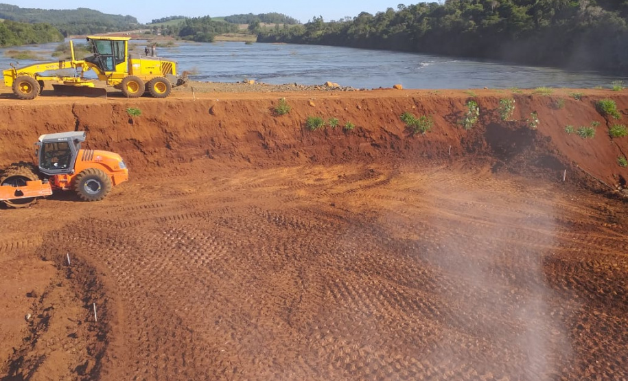 A Copel iniciou as obras da ponte que fará a ligação rodoviária entre os municípios de Verê e São João, no Sudoeste do Paraná, atendendo a um compromisso firmado com a comunidade local durante as audiências públicas para construção da Pequena Central Hidrelétrica (PCH) Bela Vista.
Foto: Copel