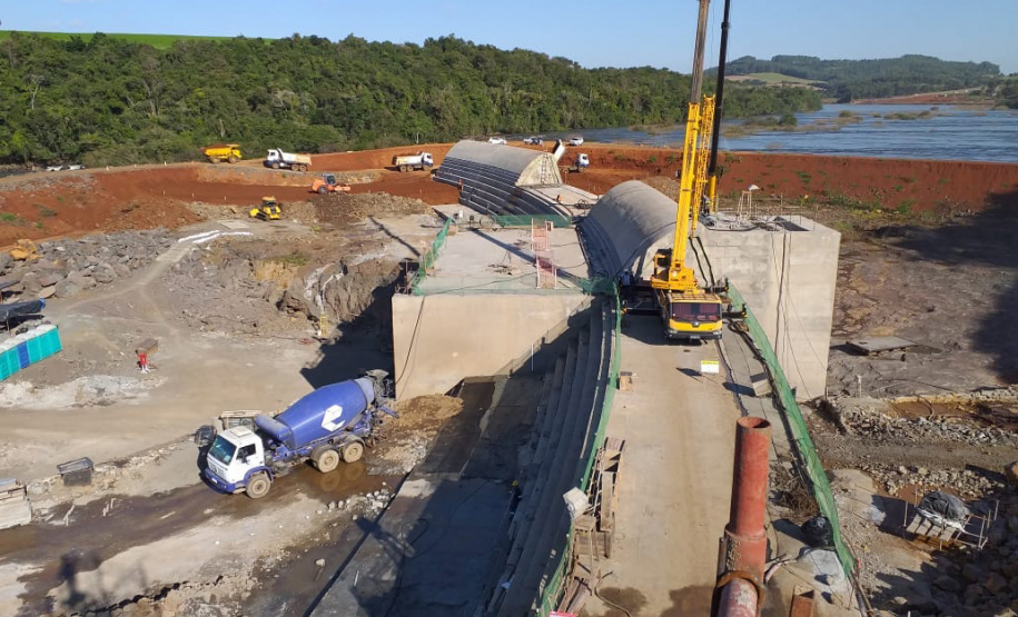 A Copel iniciou as obras da ponte que fará a ligação rodoviária entre os municípios de Verê e São João, no Sudoeste do Paraná, atendendo a um compromisso firmado com a comunidade local durante as audiências públicas para construção da Pequena Central Hidrelétrica (PCH) Bela Vista.
Foto: Copel