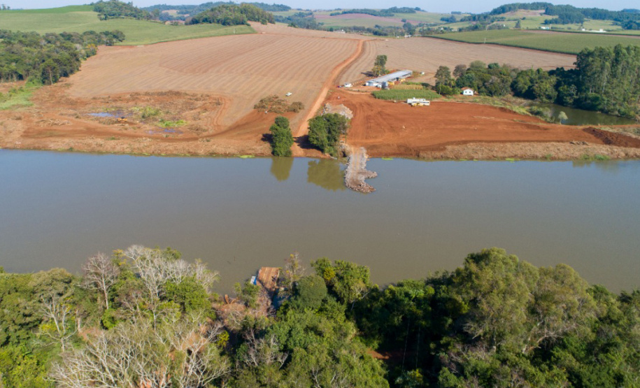 A Copel iniciou as obras da ponte que fará a ligação rodoviária entre os municípios de Verê e São João, no Sudoeste do Paraná, atendendo a um compromisso firmado com a comunidade local durante as audiências públicas para construção da Pequena Central Hidrelétrica (PCH) Bela Vista.
Foto: Copel