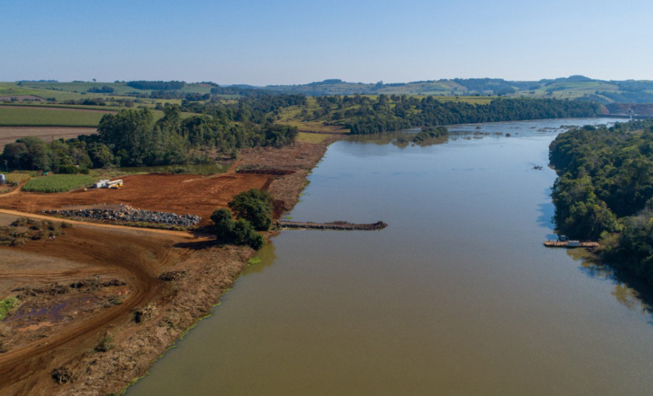 A Copel iniciou as obras da ponte que fará a ligação rodoviária entre os municípios de Verê e São João, no Sudoeste do Paraná, atendendo a um compromisso firmado com a comunidade local durante as audiências públicas para construção da Pequena Central Hidrelétrica (PCH) Bela Vista.
Foto: Copel