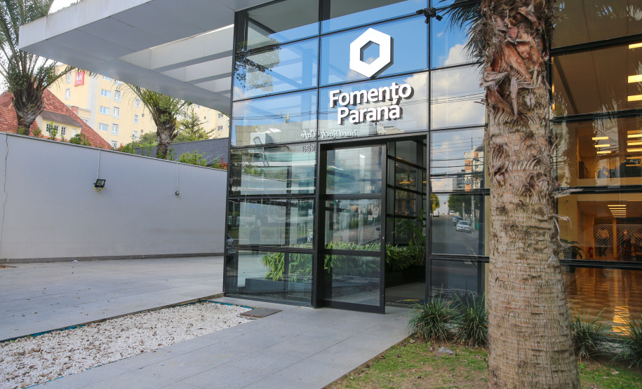 Fomento Paraná inicia atendimento automático aos clientes pelo WhatsApp. Foto: Geraldo Bubniak/AEN