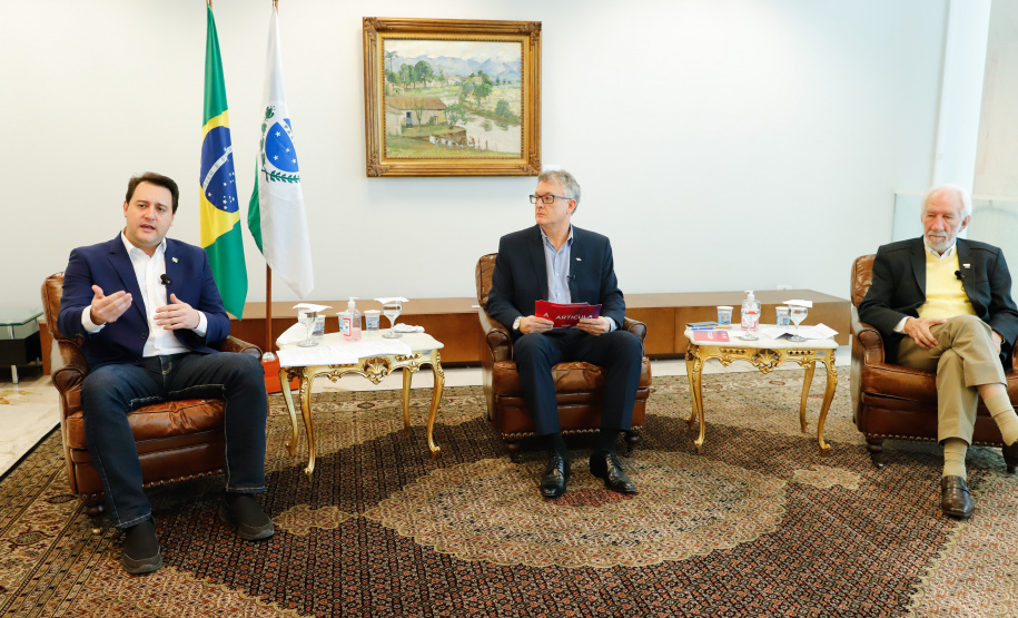 O governador Carlos Massa Ratinho Junior considera que o Paraná será um dos primeiros estados do Brasil a retomar as atividades econômicas após a pandemia do novo coronavírus.Em videoconferência com empresários paranaenses, promovido pelo Sebrae-PR, nesta terça-feira,26, Ratinho Junior afirmou que o governo estadual já está elaborando projetos para estimular a economia, e reforçou que haverá aporte de recursos públicos em obras urbanas e de logística que vão contribuir para a retomada.