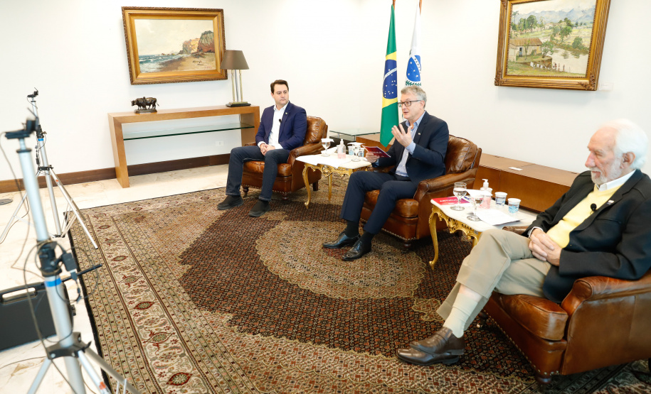 O governador Carlos Massa Ratinho Junior considera que o Paraná será um dos primeiros estados do Brasil a retomar as atividades econômicas após a pandemia do novo coronavírus.Em videoconferência com empresários paranaenses, promovido pelo Sebrae-PR, nesta terça-feira,26, Ratinho Junior afirmou que o governo estadual já está elaborando projetos para estimular a economia, e reforçou que haverá aporte de recursos públicos em obras urbanas e de logística que vão contribuir para a retomada.