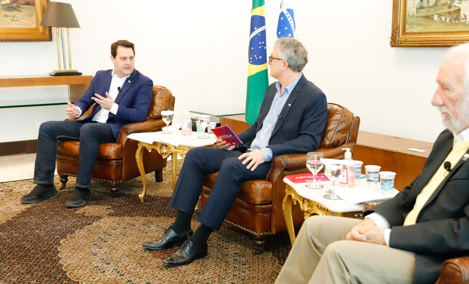 O governador Carlos Massa Ratinho Junior considera que o Paraná será um dos primeiros estados do Brasil a retomar as atividades econômicas após a pandemia do novo coronavírus.Em videoconferência com empresários paranaenses, promovido pelo Sebrae-PR, nesta terça-feira,26, Ratinho Junior afirmou que o governo estadual já está elaborando projetos para estimular a economia, e reforçou que haverá aporte de recursos públicos em obras urbanas e de logística que vão contribuir para a retomada.