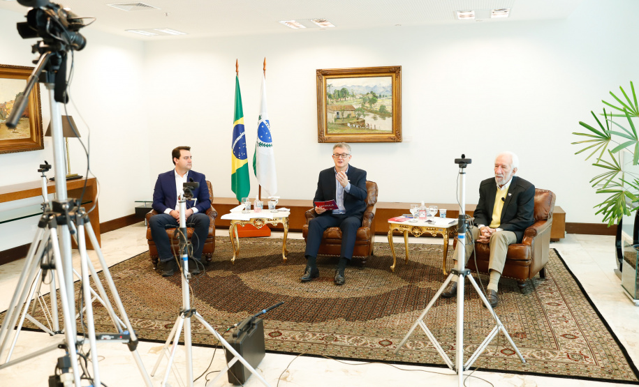 O governador Carlos Massa Ratinho Junior considera que o Paraná será um dos primeiros estados do Brasil a retomar as atividades econômicas após a pandemia do novo coronavírus.Em videoconferência com empresários paranaenses, promovido pelo Sebrae-PR, nesta terça-feira,26, Ratinho Junior afirmou que o governo estadual já está elaborando projetos para estimular a economia, e reforçou que haverá aporte de recursos públicos em obras urbanas e de logística que vão contribuir para a retomada.