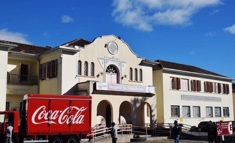 O Complexo Hospitalar do Trabalhador (CHT), em Curitiba, recebeu nesta terça-feira (26) uma doação de 24 mil garrafas de água (12 mil litros) da Coca-Cola FEMSA Brasil. Cerca de dois mil profissionais de saúde serão beneficiados nas unidades próprias que fazem parte do CHT: o Hospital do Trabalhador, o Centro Hospitalar de Reabilitação e o Hospital de Infectologia e Retaguarda Clínica Oswaldo Cruz.
Foto: Américo Antonio/SESA