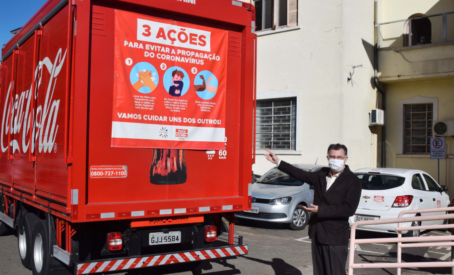 O Complexo Hospitalar do Trabalhador (CHT), em Curitiba, recebeu nesta terça-feira (26) uma doação de 24 mil garrafas de água (12 mil litros) da Coca-Cola FEMSA Brasil. Cerca de dois mil profissionais de saúde serão beneficiados nas unidades próprias que fazem parte do CHT: o Hospital do Trabalhador, o Centro Hospitalar de Reabilitação e o Hospital de Infectologia e Retaguarda Clínica Oswaldo Cruz.
Foto: Américo Antonio/SESA