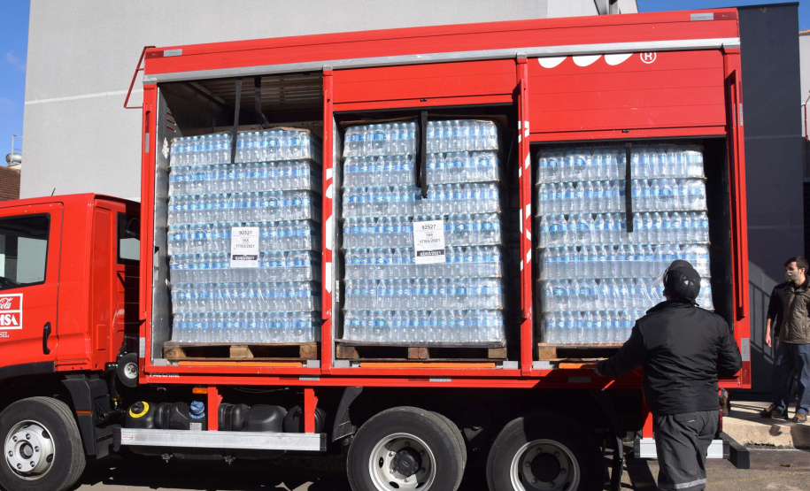 O Complexo Hospitalar do Trabalhador (CHT), em Curitiba, recebeu nesta terça-feira (26) uma doação de 24 mil garrafas de água (12 mil litros) da Coca-Cola FEMSA Brasil. Cerca de dois mil profissionais de saúde serão beneficiados nas unidades próprias que fazem parte do CHT: o Hospital do Trabalhador, o Centro Hospitalar de Reabilitação e o Hospital de Infectologia e Retaguarda Clínica Oswaldo Cruz.
Foto: Américo Antonio/SESA