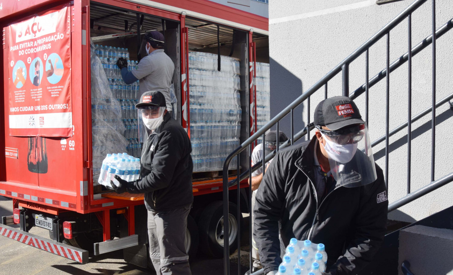 O Complexo Hospitalar do Trabalhador (CHT), em Curitiba, recebeu nesta terça-feira (26) uma doação de 24 mil garrafas de água (12 mil litros) da Coca-Cola FEMSA Brasil. Cerca de dois mil profissionais de saúde serão beneficiados nas unidades próprias que fazem parte do CHT: o Hospital do Trabalhador, o Centro Hospitalar de Reabilitação e o Hospital de Infectologia e Retaguarda Clínica Oswaldo Cruz.
Foto: Américo Antonio/SESA