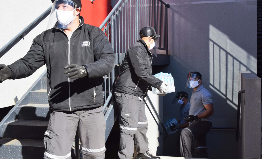 O Complexo Hospitalar do Trabalhador (CHT), em Curitiba, recebeu nesta terça-feira (26) uma doação de 24 mil garrafas de água (12 mil litros) da Coca-Cola FEMSA Brasil. Cerca de dois mil profissionais de saúde serão beneficiados nas unidades próprias que fazem parte do CHT: o Hospital do Trabalhador, o Centro Hospitalar de Reabilitação e o Hospital de Infectologia e Retaguarda Clínica Oswaldo Cruz.
Foto: Américo Antonio/SESA