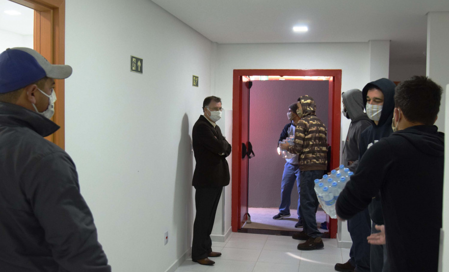 O Complexo Hospitalar do Trabalhador (CHT), em Curitiba, recebeu nesta terça-feira (26) uma doação de 24 mil garrafas de água (12 mil litros) da Coca-Cola FEMSA Brasil. Cerca de dois mil profissionais de saúde serão beneficiados nas unidades próprias que fazem parte do CHT: o Hospital do Trabalhador, o Centro Hospitalar de Reabilitação e o Hospital de Infectologia e Retaguarda Clínica Oswaldo Cruz.
Foto: Américo Antonio/SESA