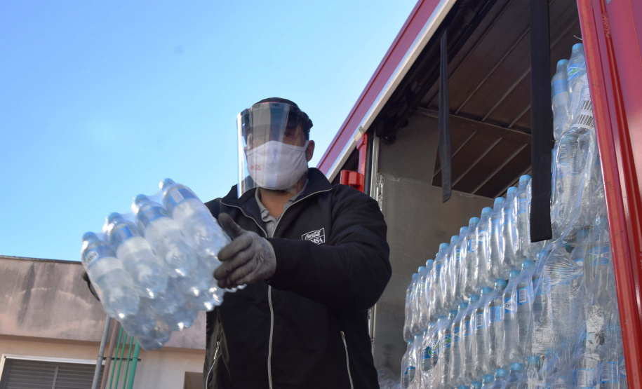 O Complexo Hospitalar do Trabalhador (CHT), em Curitiba, recebeu nesta terça-feira (26) uma doação de 24 mil garrafas de água (12 mil litros) da Coca-Cola FEMSA Brasil. Cerca de dois mil profissionais de saúde serão beneficiados nas unidades próprias que fazem parte do CHT: o Hospital do Trabalhador, o Centro Hospitalar de Reabilitação e o Hospital de Infectologia e Retaguarda Clínica Oswaldo Cruz.
Foto: Américo Antonio/SESA