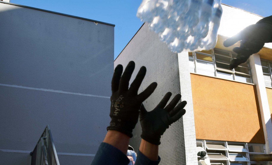 O Complexo Hospitalar do Trabalhador (CHT), em Curitiba, recebeu nesta terça-feira (26) uma doação de 24 mil garrafas de água (12 mil litros) da Coca-Cola FEMSA Brasil. Cerca de dois mil profissionais de saúde serão beneficiados nas unidades próprias que fazem parte do CHT: o Hospital do Trabalhador, o Centro Hospitalar de Reabilitação e o Hospital de Infectologia e Retaguarda Clínica Oswaldo Cruz.
Foto: Américo Antonio/SESA