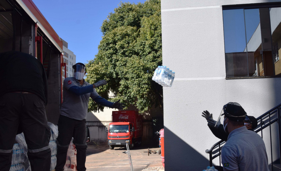 O Complexo Hospitalar do Trabalhador (CHT), em Curitiba, recebeu nesta terça-feira (26) uma doação de 24 mil garrafas de água (12 mil litros) da Coca-Cola FEMSA Brasil. Cerca de dois mil profissionais de saúde serão beneficiados nas unidades próprias que fazem parte do CHT: o Hospital do Trabalhador, o Centro Hospitalar de Reabilitação e o Hospital de Infectologia e Retaguarda Clínica Oswaldo Cruz.
Foto: Américo Antonio/SESA