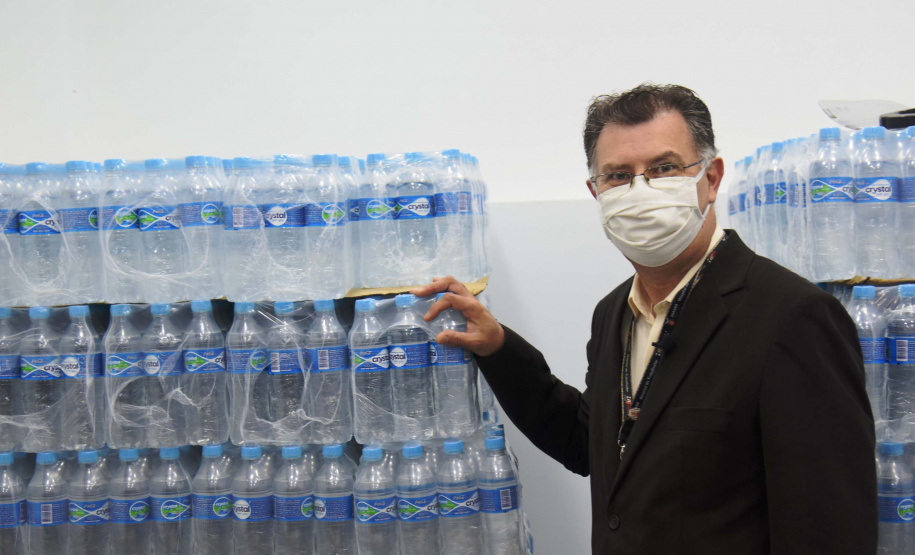 O Complexo Hospitalar do Trabalhador (CHT), em Curitiba, recebeu nesta terça-feira (26) uma doação de 24 mil garrafas de água (12 mil litros) da Coca-Cola FEMSA Brasil. Cerca de dois mil profissionais de saúde serão beneficiados nas unidades próprias que fazem parte do CHT: o Hospital do Trabalhador, o Centro Hospitalar de Reabilitação e o Hospital de Infectologia e Retaguarda Clínica Oswaldo Cruz.
Foto: Américo Antonio/SESA