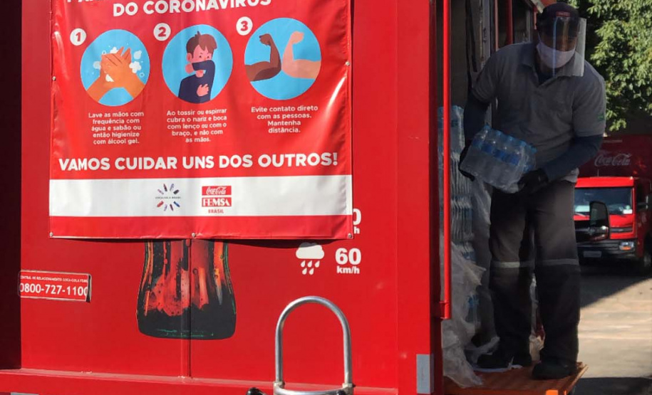 O Complexo Hospitalar do Trabalhador (CHT), em Curitiba, recebeu nesta terça-feira (26) uma doação de 24 mil garrafas de água (12 mil litros) da Coca-Cola FEMSA Brasil. Cerca de dois mil profissionais de saúde serão beneficiados nas unidades próprias que fazem parte do CHT: o Hospital do Trabalhador, o Centro Hospitalar de Reabilitação e o Hospital de Infectologia e Retaguarda Clínica Oswaldo Cruz.
Foto: Américo Antonio/SESA