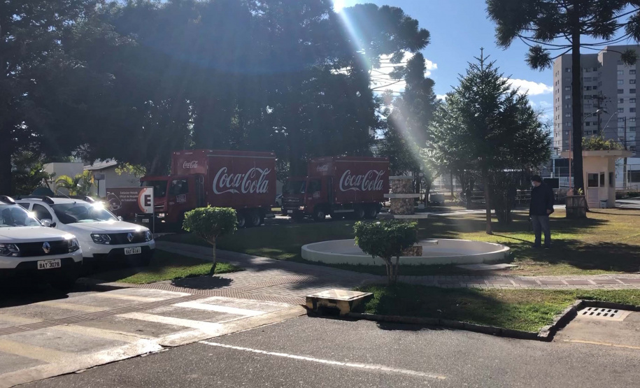 O Complexo Hospitalar do Trabalhador (CHT), em Curitiba, recebeu nesta terça-feira (26) uma doação de 24 mil garrafas de água (12 mil litros) da Coca-Cola FEMSA Brasil. Cerca de dois mil profissionais de saúde serão beneficiados nas unidades próprias que fazem parte do CHT: o Hospital do Trabalhador, o Centro Hospitalar de Reabilitação e o Hospital de Infectologia e Retaguarda Clínica Oswaldo Cruz.
Foto: Américo Antonio/SESA