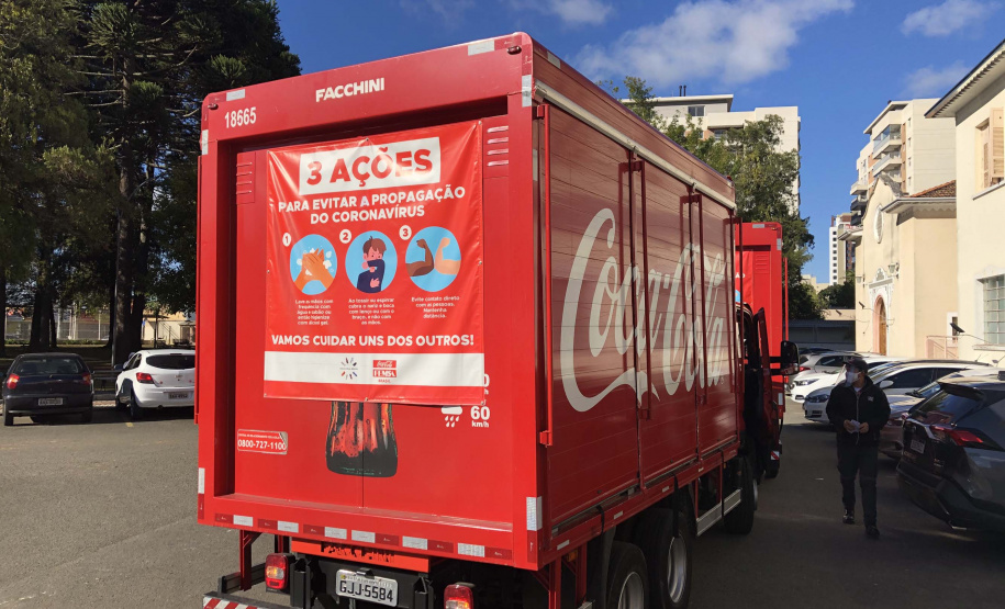 O Complexo Hospitalar do Trabalhador (CHT), em Curitiba, recebeu nesta terça-feira (26) uma doação de 24 mil garrafas de água (12 mil litros) da Coca-Cola FEMSA Brasil. Cerca de dois mil profissionais de saúde serão beneficiados nas unidades próprias que fazem parte do CHT: o Hospital do Trabalhador, o Centro Hospitalar de Reabilitação e o Hospital de Infectologia e Retaguarda Clínica Oswaldo Cruz.
Foto: Américo Antonio/SESA