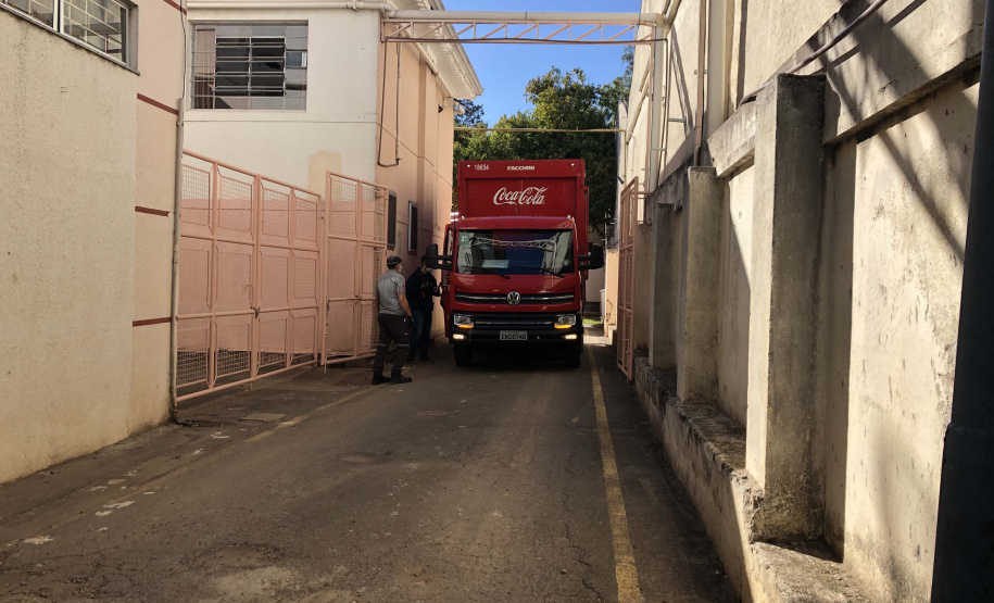 O Complexo Hospitalar do Trabalhador (CHT), em Curitiba, recebeu nesta terça-feira (26) uma doação de 24 mil garrafas de água (12 mil litros) da Coca-Cola FEMSA Brasil. Cerca de dois mil profissionais de saúde serão beneficiados nas unidades próprias que fazem parte do CHT: o Hospital do Trabalhador, o Centro Hospitalar de Reabilitação e o Hospital de Infectologia e Retaguarda Clínica Oswaldo Cruz.
Foto: Américo Antonio/SESA