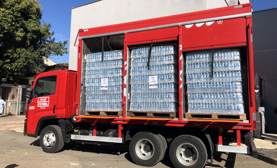 O Complexo Hospitalar do Trabalhador (CHT), em Curitiba, recebeu nesta terça-feira (26) uma doação de 24 mil garrafas de água (12 mil litros) da Coca-Cola FEMSA Brasil. Cerca de dois mil profissionais de saúde serão beneficiados nas unidades próprias que fazem parte do CHT: o Hospital do Trabalhador, o Centro Hospitalar de Reabilitação e o Hospital de Infectologia e Retaguarda Clínica Oswaldo Cruz.
Foto: Américo Antonio/SESA