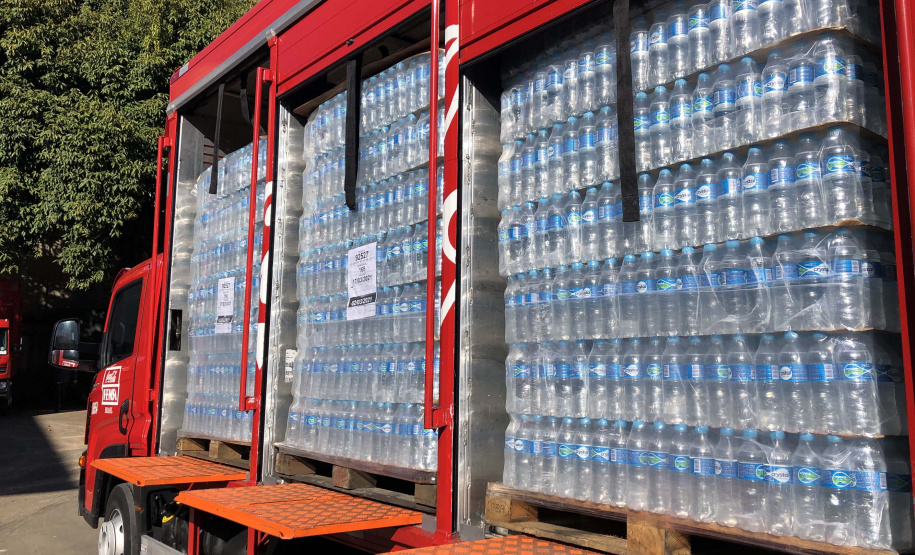 O Complexo Hospitalar do Trabalhador (CHT), em Curitiba, recebeu nesta terça-feira (26) uma doação de 24 mil garrafas de água (12 mil litros) da Coca-Cola FEMSA Brasil. Cerca de dois mil profissionais de saúde serão beneficiados nas unidades próprias que fazem parte do CHT: o Hospital do Trabalhador, o Centro Hospitalar de Reabilitação e o Hospital de Infectologia e Retaguarda Clínica Oswaldo Cruz.
Foto: Américo Antonio/SESA