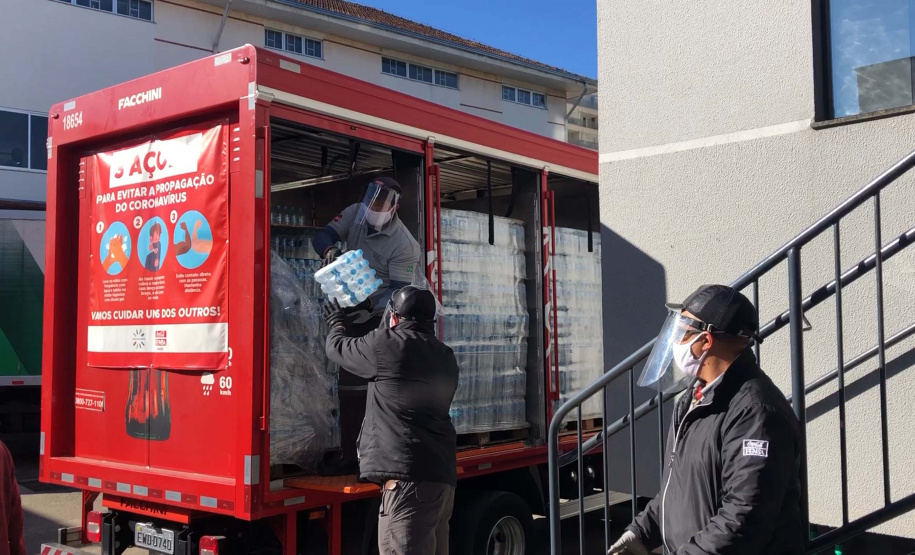 O Complexo Hospitalar do Trabalhador (CHT), em Curitiba, recebeu nesta terça-feira (26) uma doação de 24 mil garrafas de água (12 mil litros) da Coca-Cola FEMSA Brasil. Cerca de dois mil profissionais de saúde serão beneficiados nas unidades próprias que fazem parte do CHT: o Hospital do Trabalhador, o Centro Hospitalar de Reabilitação e o Hospital de Infectologia e Retaguarda Clínica Oswaldo Cruz.
Foto: Américo Antonio/SESA