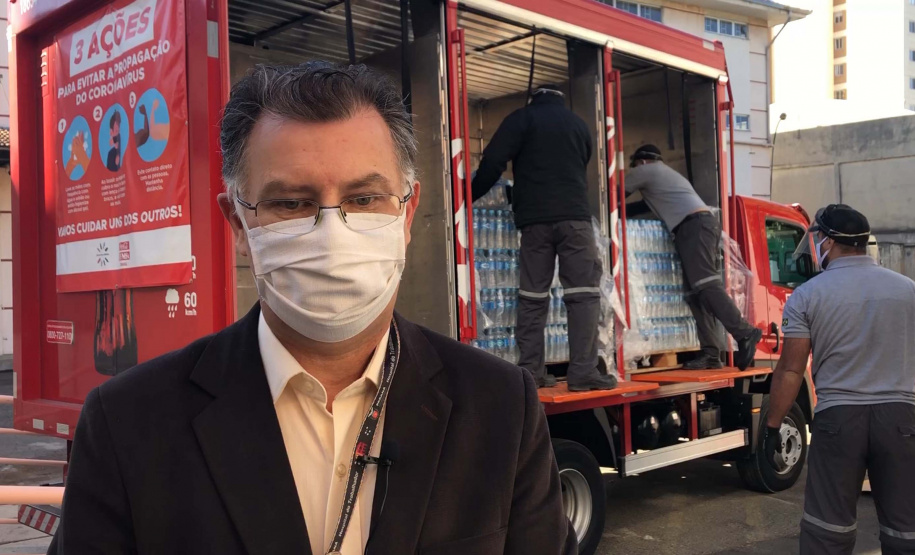 O Complexo Hospitalar do Trabalhador (CHT), em Curitiba, recebeu nesta terça-feira (26) uma doação de 24 mil garrafas de água (12 mil litros) da Coca-Cola FEMSA Brasil. Cerca de dois mil profissionais de saúde serão beneficiados nas unidades próprias que fazem parte do CHT: o Hospital do Trabalhador, o Centro Hospitalar de Reabilitação e o Hospital de Infectologia e Retaguarda Clínica Oswaldo Cruz.
Foto: Américo Antonio/SESA