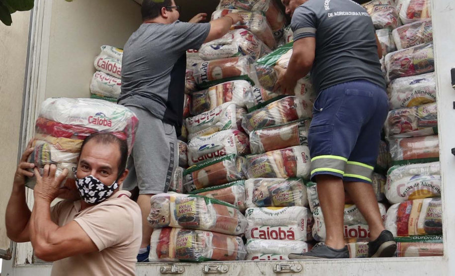 O Governo do Paraná entregou 10,5 toneladas de alimentos para pescadores, ribeirinhos e caiçaras que vivem em nove comunidades do litoral do Estado. Foram 528 cestas distribuídas, em uma ação que reuniu Portos do Paraná, Conselho dos Povos de Comunidades Tradicionais do Paraná, Superintendência Geral de Diálogo e Interação Social (Sudis), Defesa Civil de Paranaguá, Polícia Militar Ambiental e Corpo de Bombeiros.