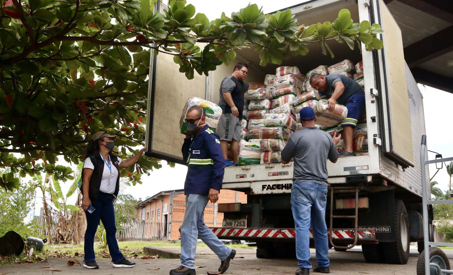 O Governo do Paraná entregou 10,5 toneladas de alimentos para pescadores, ribeirinhos e caiçaras que vivem em nove comunidades do litoral do Estado. Foram 528 cestas distribuídas, em uma ação que reuniu Portos do Paraná, Conselho dos Povos de Comunidades Tradicionais do Paraná, Superintendência Geral de Diálogo e Interação Social (Sudis), Defesa Civil de Paranaguá, Polícia Militar Ambiental e Corpo de Bombeiros.