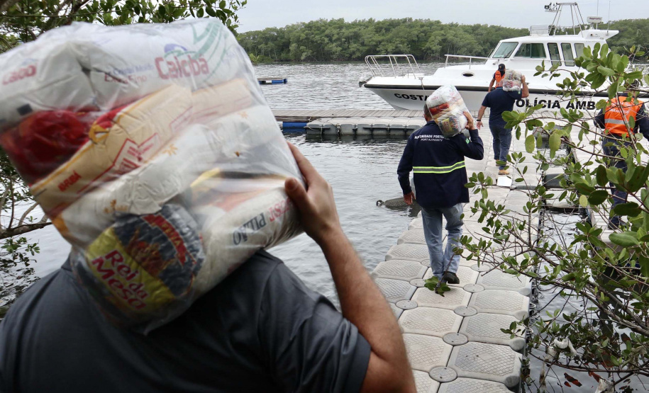 O Governo do Paraná entregou 10,5 toneladas de alimentos para pescadores, ribeirinhos e caiçaras que vivem em nove comunidades do litoral do Estado. Foram 528 cestas distribuídas, em uma ação que reuniu Portos do Paraná, Conselho dos Povos de Comunidades Tradicionais do Paraná, Superintendência Geral de Diálogo e Interação Social (Sudis), Defesa Civil de Paranaguá, Polícia Militar Ambiental e Corpo de Bombeiros.
