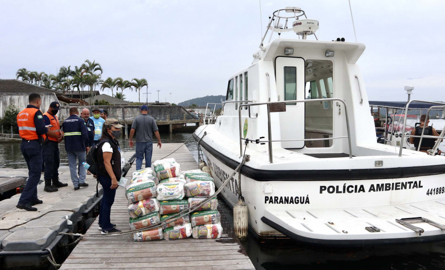 O Governo do Paraná entregou 10,5 toneladas de alimentos para pescadores, ribeirinhos e caiçaras que vivem em nove comunidades do litoral do Estado. Foram 528 cestas distribuídas, em uma ação que reuniu Portos do Paraná, Conselho dos Povos de Comunidades Tradicionais do Paraná, Superintendência Geral de Diálogo e Interação Social (Sudis), Defesa Civil de Paranaguá, Polícia Militar Ambiental e Corpo de Bombeiros.