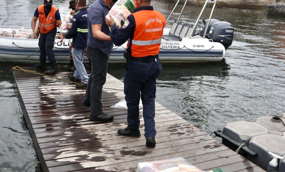 O Governo do Paraná entregou 10,5 toneladas de alimentos para pescadores, ribeirinhos e caiçaras que vivem em nove comunidades do litoral do Estado. Foram 528 cestas distribuídas, em uma ação que reuniu Portos do Paraná, Conselho dos Povos de Comunidades Tradicionais do Paraná, Superintendência Geral de Diálogo e Interação Social (Sudis), Defesa Civil de Paranaguá, Polícia Militar Ambiental e Corpo de Bombeiros.