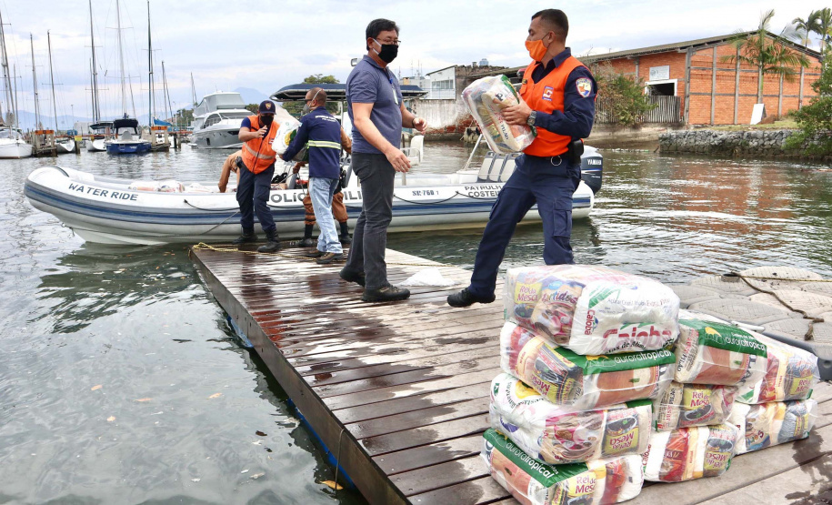 O Governo do Paraná entregou 10,5 toneladas de alimentos para pescadores, ribeirinhos e caiçaras que vivem em nove comunidades do litoral do Estado. Foram 528 cestas distribuídas, em uma ação que reuniu Portos do Paraná, Conselho dos Povos de Comunidades Tradicionais do Paraná, Superintendência Geral de Diálogo e Interação Social (Sudis), Defesa Civil de Paranaguá, Polícia Militar Ambiental e Corpo de Bombeiros.