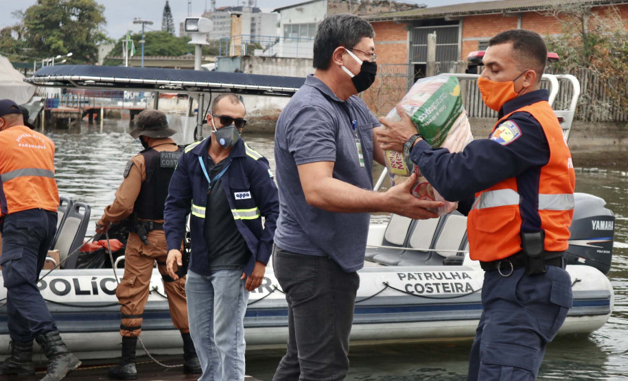 O Governo do Paraná entregou 10,5 toneladas de alimentos para pescadores, ribeirinhos e caiçaras que vivem em nove comunidades do litoral do Estado. Foram 528 cestas distribuídas, em uma ação que reuniu Portos do Paraná, Conselho dos Povos de Comunidades Tradicionais do Paraná, Superintendência Geral de Diálogo e Interação Social (Sudis), Defesa Civil de Paranaguá, Polícia Militar Ambiental e Corpo de Bombeiros.