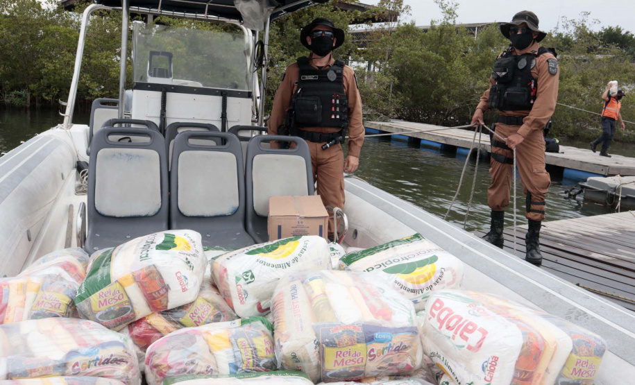 O Governo do Paraná entregou 10,5 toneladas de alimentos para pescadores, ribeirinhos e caiçaras que vivem em nove comunidades do litoral do Estado. Foram 528 cestas distribuídas, em uma ação que reuniu Portos do Paraná, Conselho dos Povos de Comunidades Tradicionais do Paraná, Superintendência Geral de Diálogo e Interação Social (Sudis), Defesa Civil de Paranaguá, Polícia Militar Ambiental e Corpo de Bombeiros.