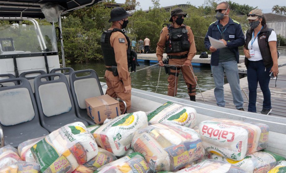 O Governo do Paraná entregou 10,5 toneladas de alimentos para pescadores, ribeirinhos e caiçaras que vivem em nove comunidades do litoral do Estado. Foram 528 cestas distribuídas, em uma ação que reuniu Portos do Paraná, Conselho dos Povos de Comunidades Tradicionais do Paraná, Superintendência Geral de Diálogo e Interação Social (Sudis), Defesa Civil de Paranaguá, Polícia Militar Ambiental e Corpo de Bombeiros.