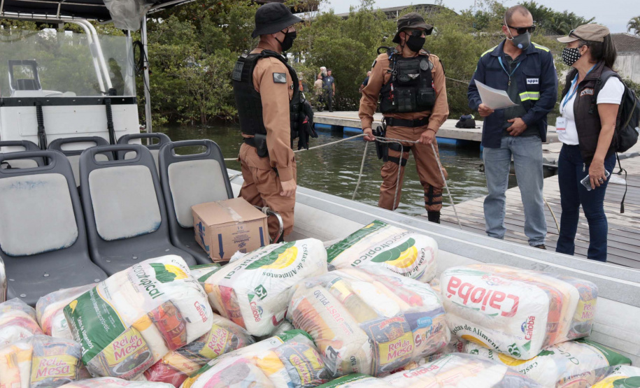 O Governo do Paraná entregou 10,5 toneladas de alimentos para pescadores, ribeirinhos e caiçaras que vivem em nove comunidades do litoral do Estado. Foram 528 cestas distribuídas, em uma ação que reuniu Portos do Paraná, Conselho dos Povos de Comunidades Tradicionais do Paraná, Superintendência Geral de Diálogo e Interação Social (Sudis), Defesa Civil de Paranaguá, Polícia Militar Ambiental e Corpo de Bombeiros.