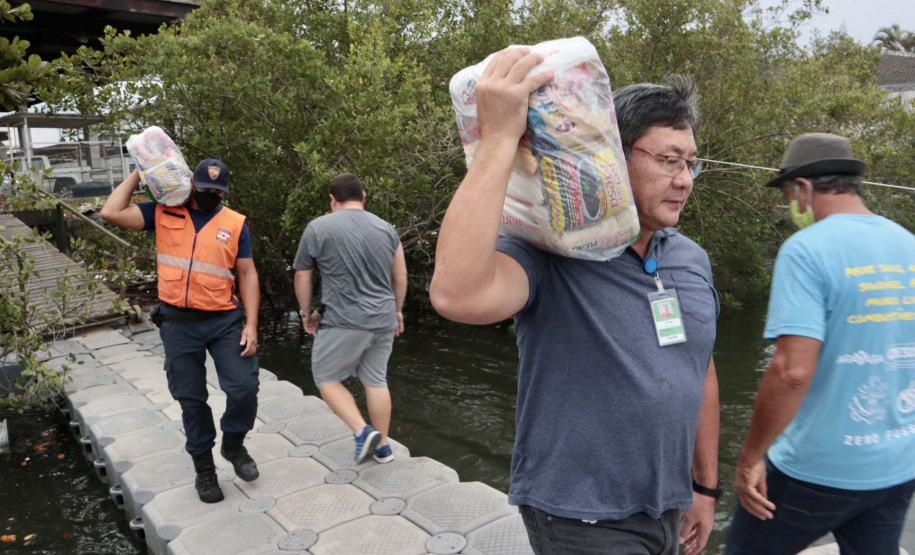O Governo do Paraná entregou 10,5 toneladas de alimentos para pescadores, ribeirinhos e caiçaras que vivem em nove comunidades do litoral do Estado. Foram 528 cestas distribuídas, em uma ação que reuniu Portos do Paraná, Conselho dos Povos de Comunidades Tradicionais do Paraná, Superintendência Geral de Diálogo e Interação Social (Sudis), Defesa Civil de Paranaguá, Polícia Militar Ambiental e Corpo de Bombeiros.